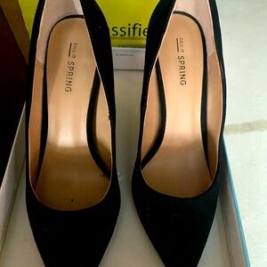 Black high heeled pumps